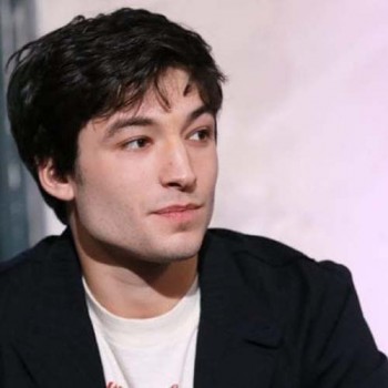 Warner Bros หารือเกี่ยวกับอนาคตของ Ezra  Miller