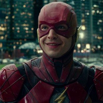 The Flash ต้องหยุดการถ่ายทำชั่วคราวหลัง Batcycle ชนมอเตอร์ไซด์ของทีมงาน